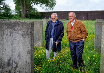 God schittert door Afwezigheid - Lou en Rob Fransman bij het graf van hun betovergrootvader
