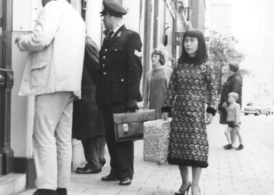 Kusama in front of Orez Gallery (1965)